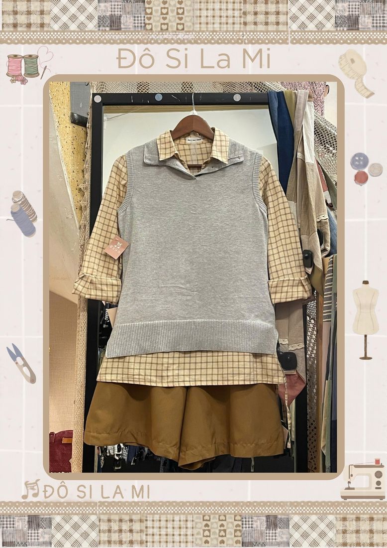 Áo len xám phối sơ mi caro vàng và quần short vàng nâu